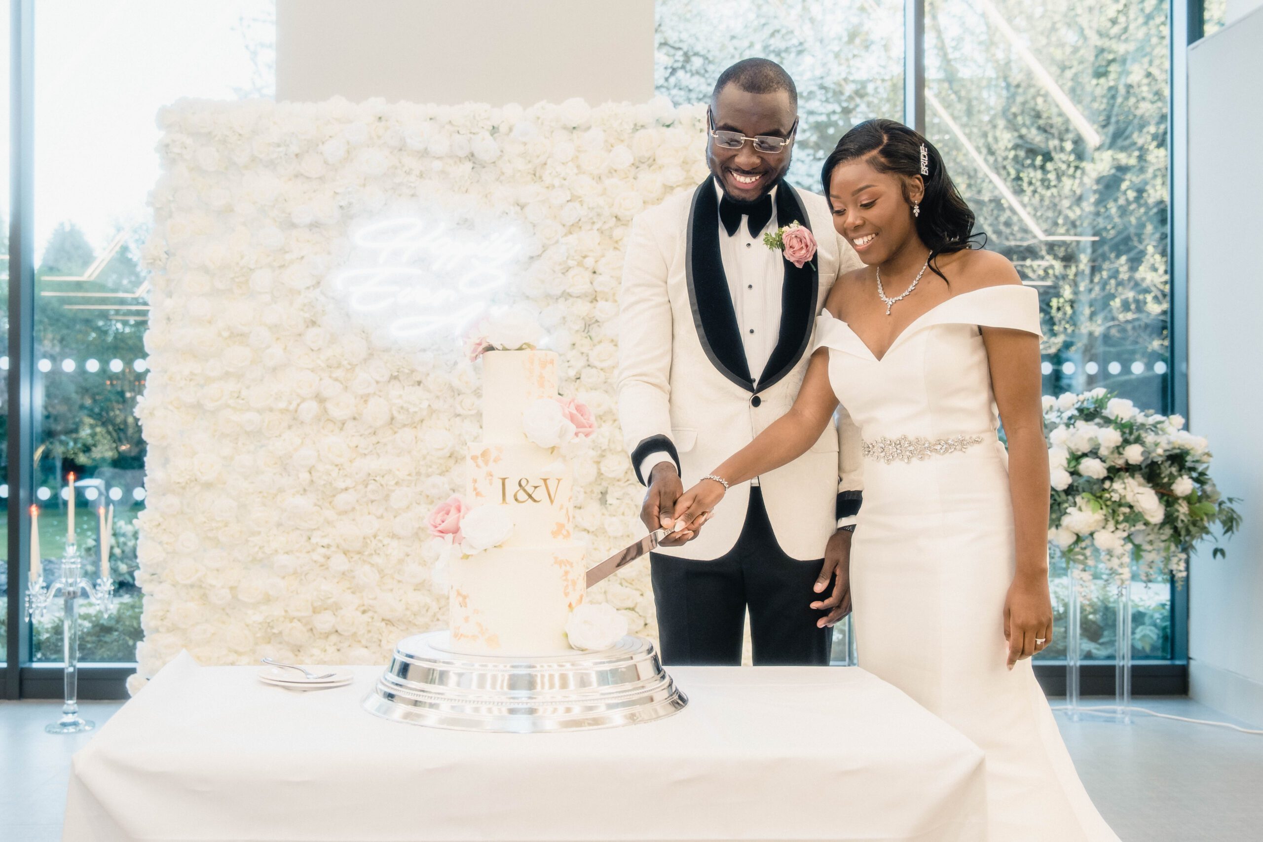 A couple cutting the cake