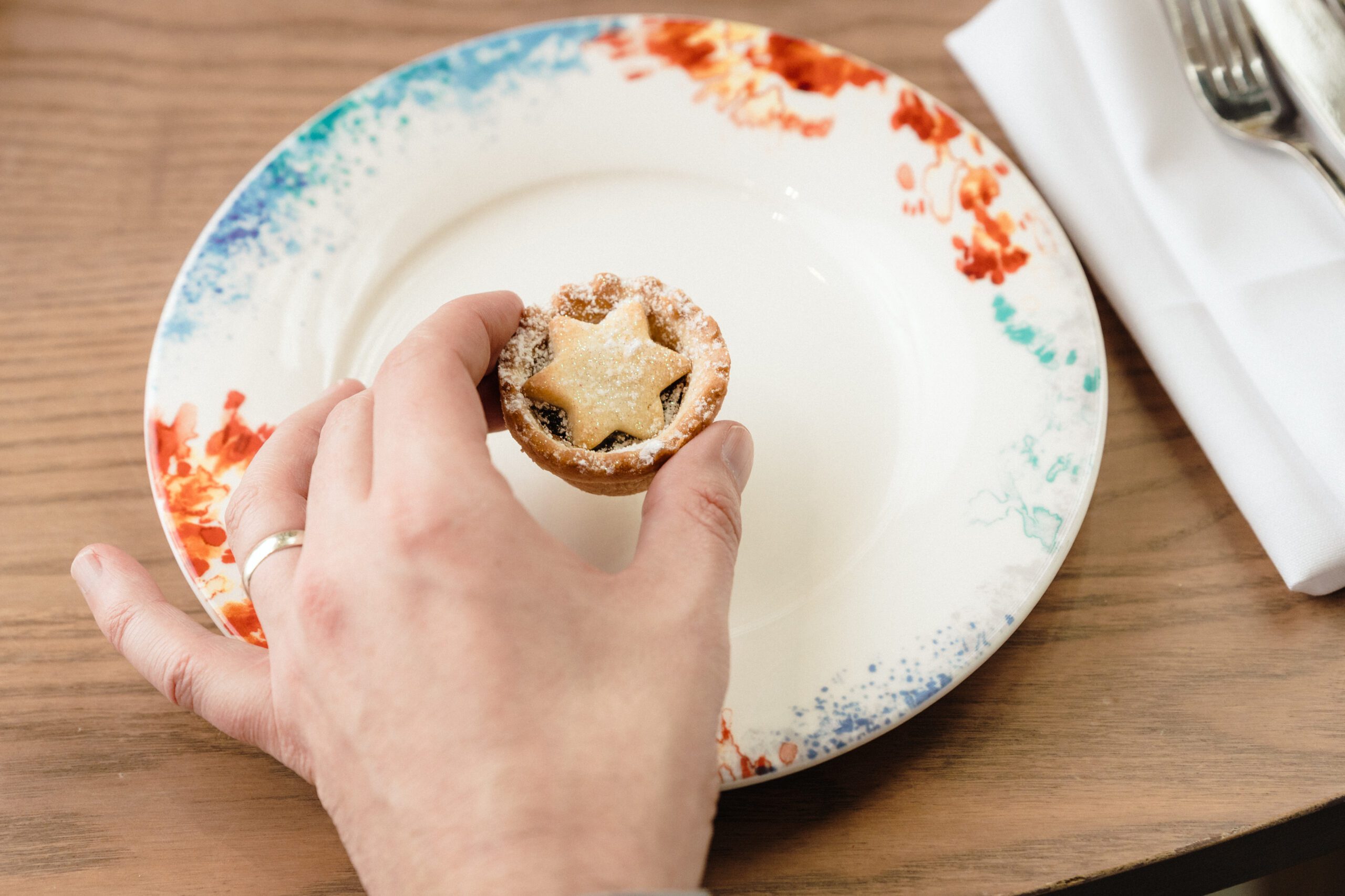 A person holding a mince pie